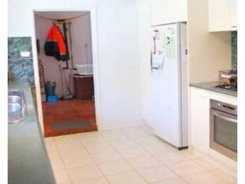 8 Cooleroo Avenue, Southport QLD 4215