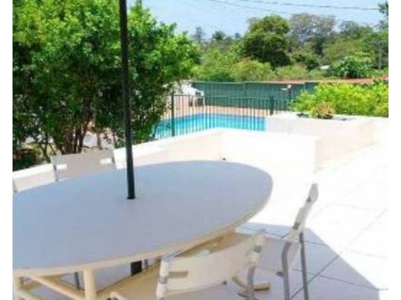 8 Cooleroo Avenue, Southport QLD 4215