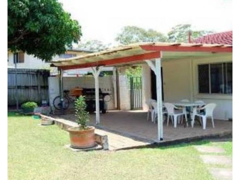 8 Cooleroo Avenue, Southport QLD 4215