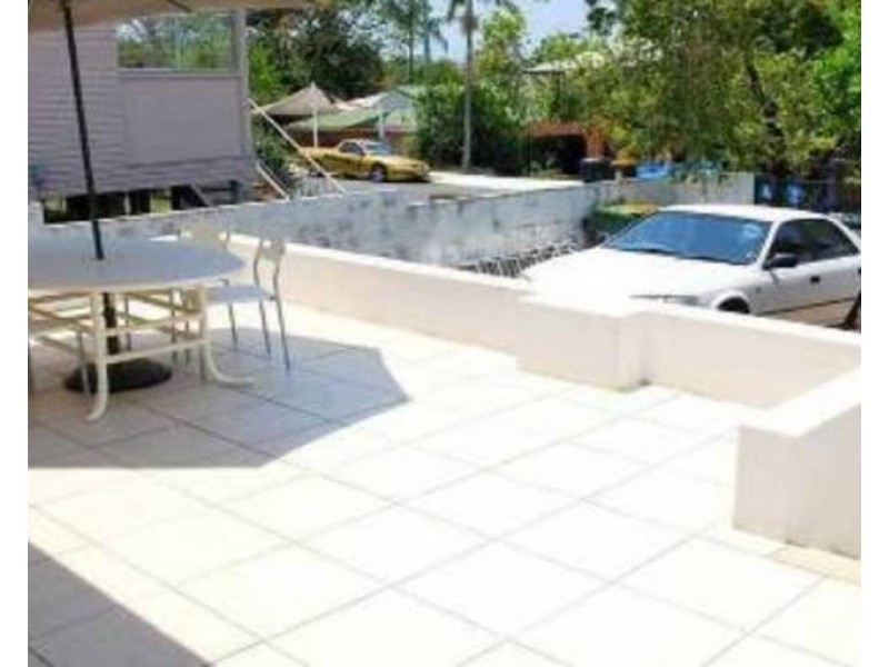 8 Cooleroo Avenue, Southport QLD 4215