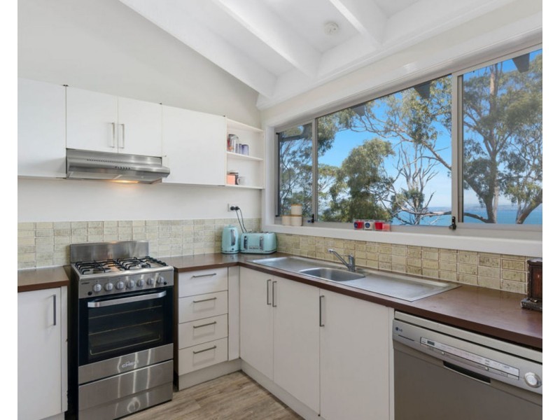 33 Hassan Street, Lake Heights NSW 2502