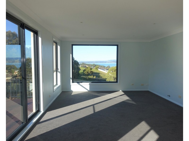 1/71 Shearwater Drive, Lake Heights NSW 2502