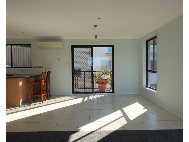 1/71 Shearwater Drive, Lake Heights NSW 2502