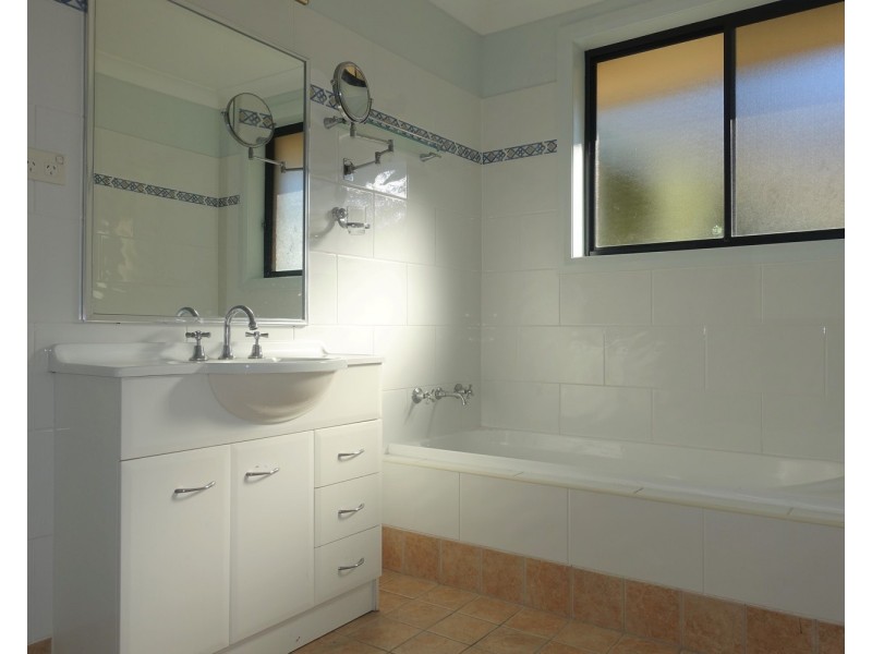 1/71 Shearwater Drive, Lake Heights NSW 2502