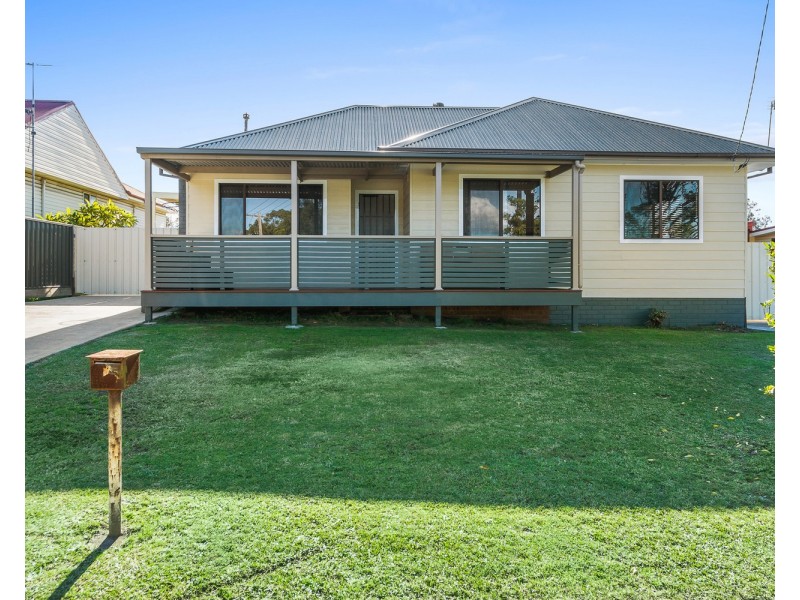 16 Carr Parade, Unanderra NSW 2526
