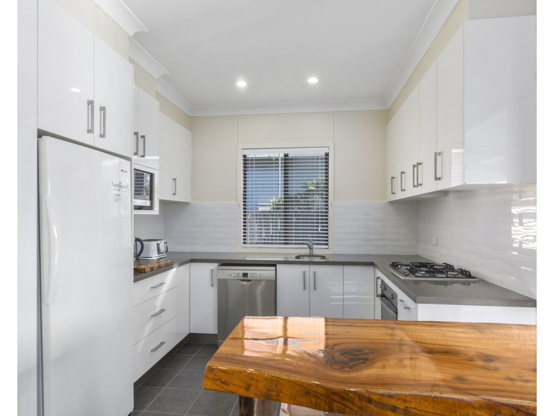 16 Carr Parade, Unanderra NSW 2526
