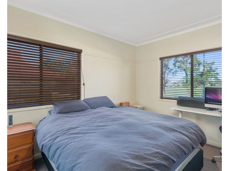 16 Carr Parade, Unanderra NSW 2526