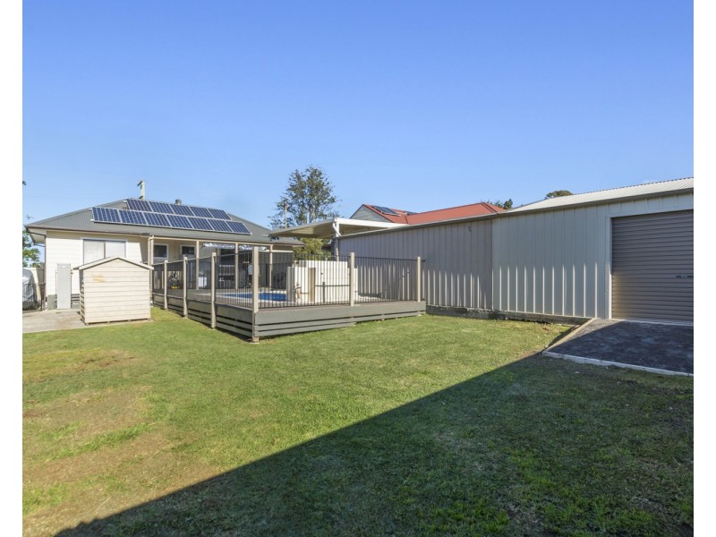 16 Carr Parade, Unanderra NSW 2526
