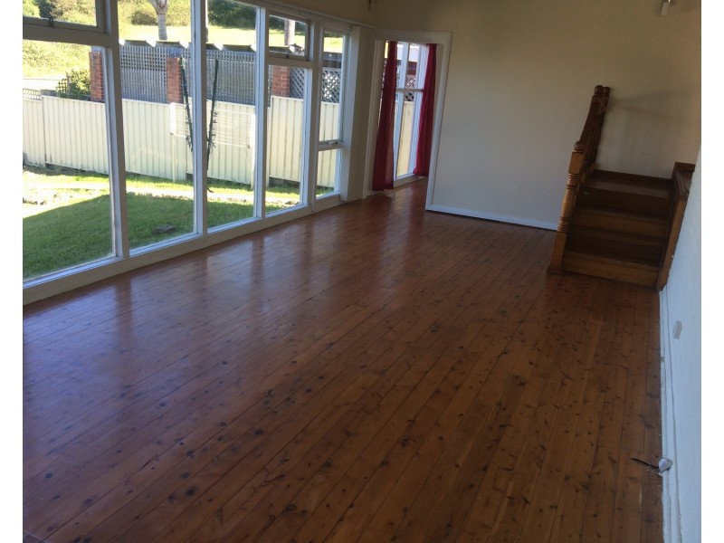 137  Northcliffe Drive, Lake Heights NSW 2502