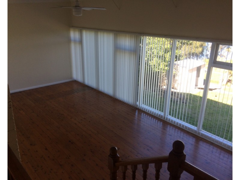137  Northcliffe Drive, Lake Heights NSW 2502