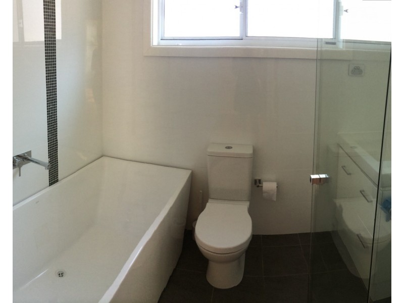137  Northcliffe Drive, Lake Heights NSW 2502