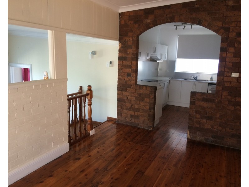 137  Northcliffe Drive, Lake Heights NSW 2502