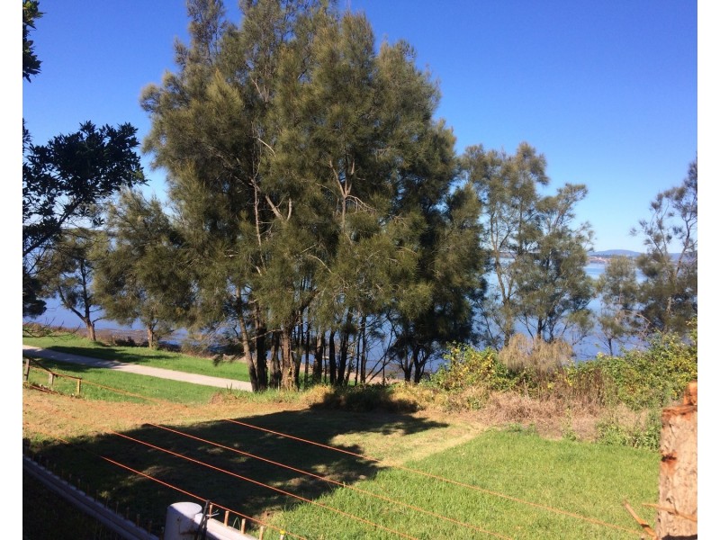 137  Northcliffe Drive, Lake Heights NSW 2502