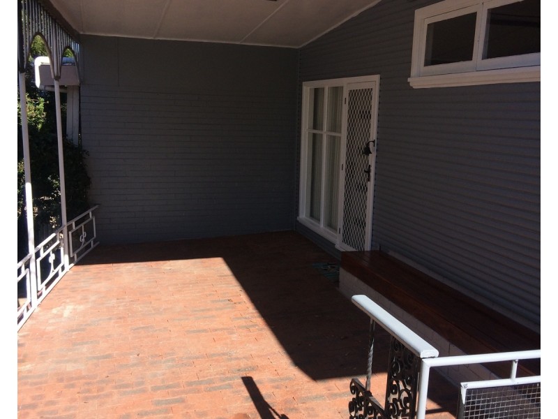 137  Northcliffe Drive, Lake Heights NSW 2502