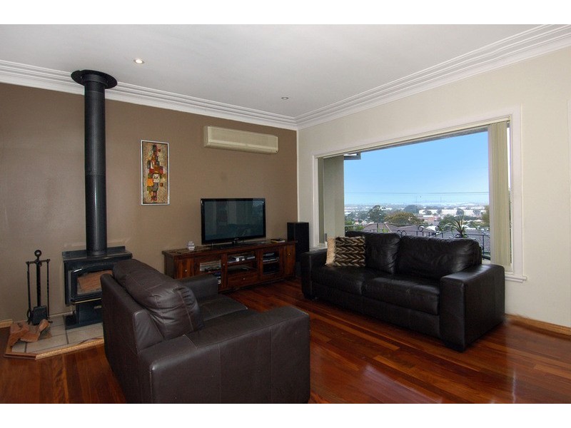 10 Beveles Avenue, Unanderra NSW 2526
