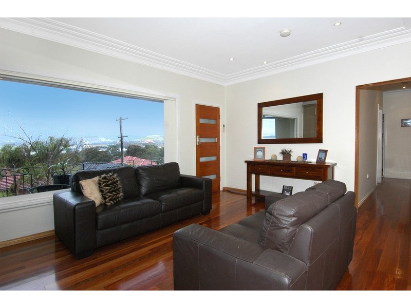 10 Beveles Avenue, Unanderra NSW 2526