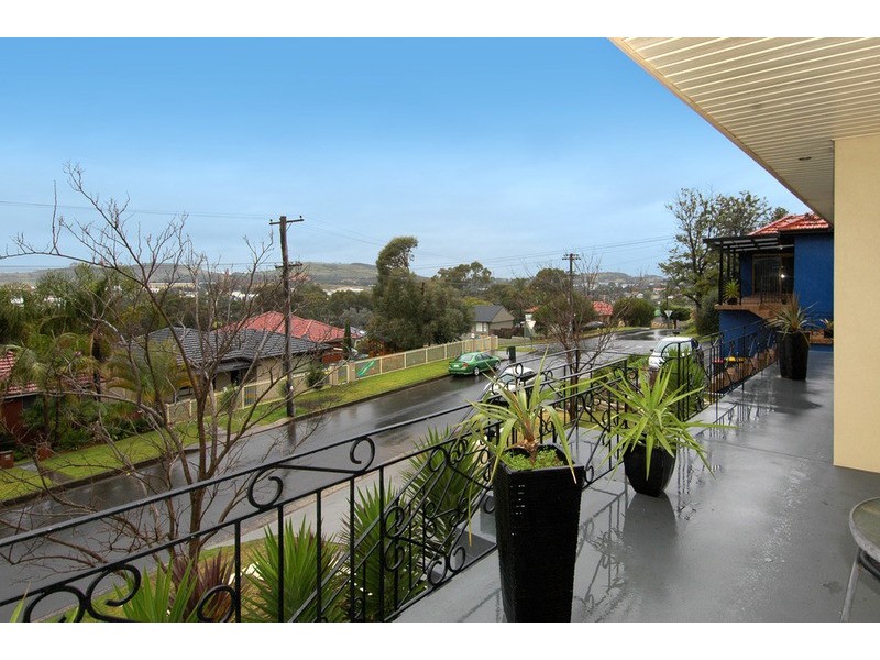 10 Beveles Avenue, Unanderra NSW 2526