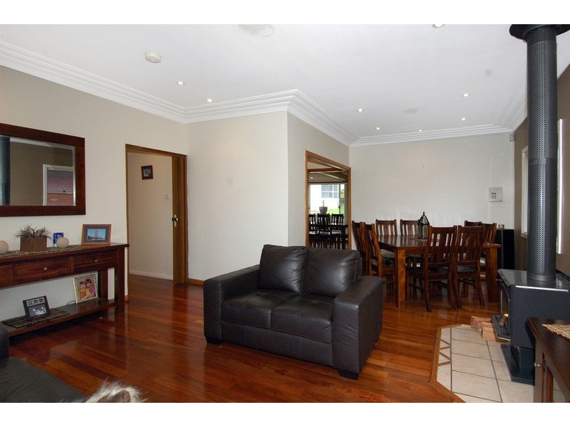 10 Beveles Avenue, Unanderra NSW 2526