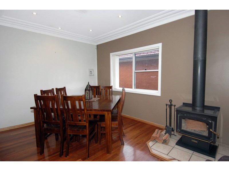 10 Beveles Avenue, Unanderra NSW 2526