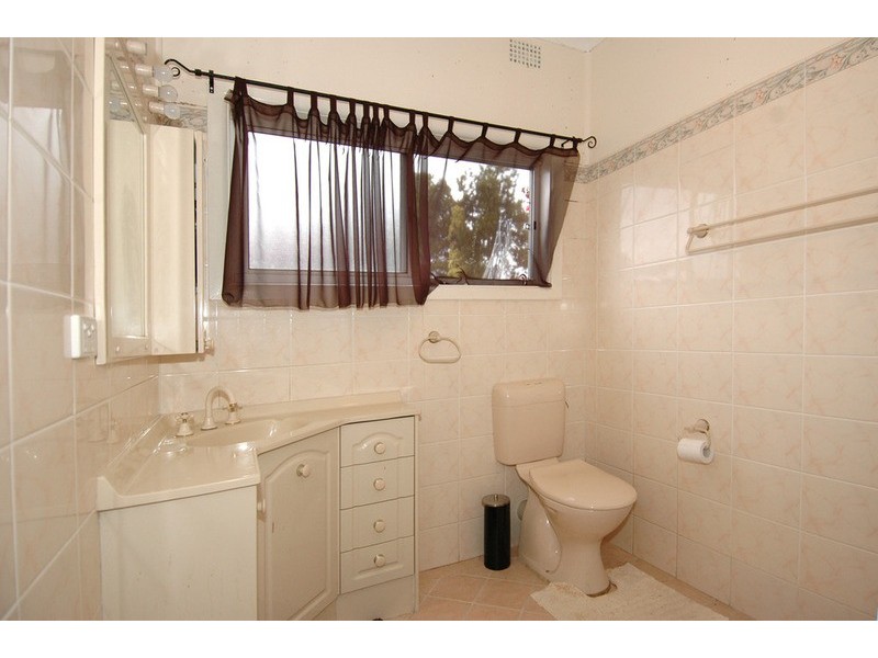 10 Beveles Avenue, Unanderra NSW 2526