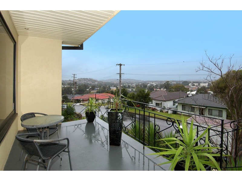 10 Beveles Avenue, Unanderra NSW 2526