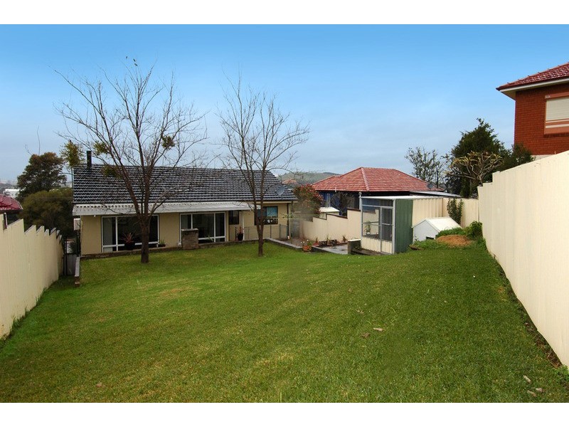 10 Beveles Avenue, Unanderra NSW 2526
