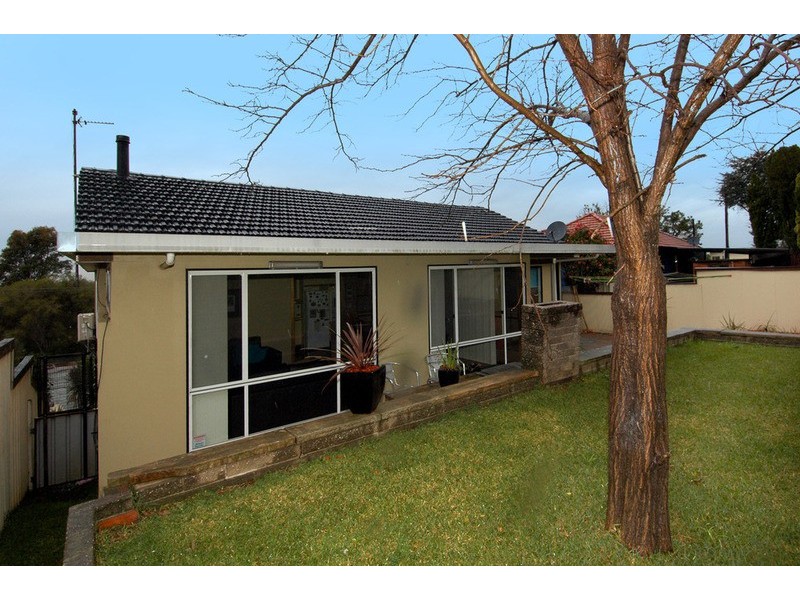 10 Beveles Avenue, Unanderra NSW 2526