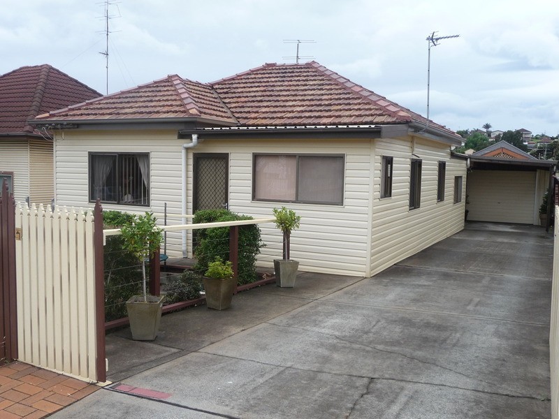 9 Newcastle Street, Cringila NSW 2502