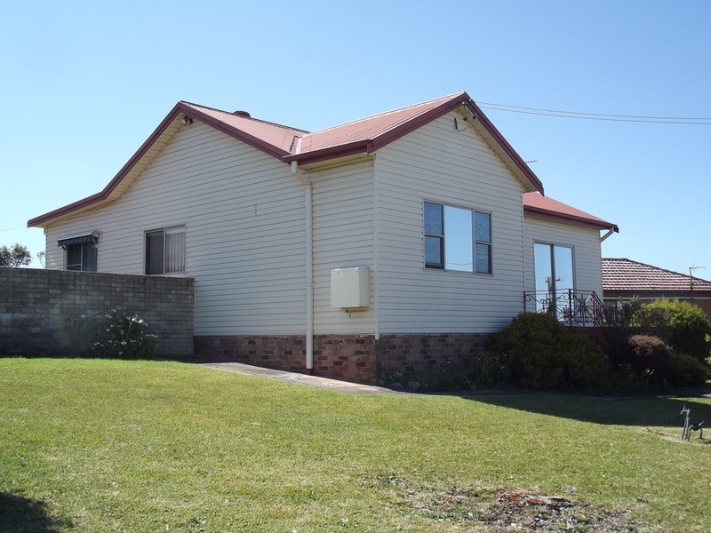 13 St Cloud Crescent, Lake Heights NSW 2502