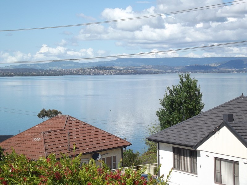 13 St Cloud Crescent, Lake Heights NSW 2502