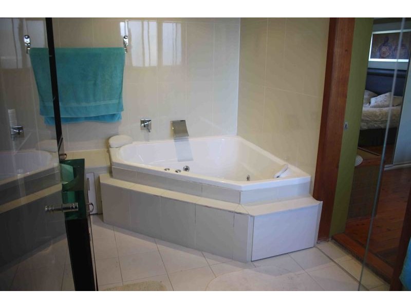 284 Gladstone Avenue, Mount Saint Thomas NSW 2500