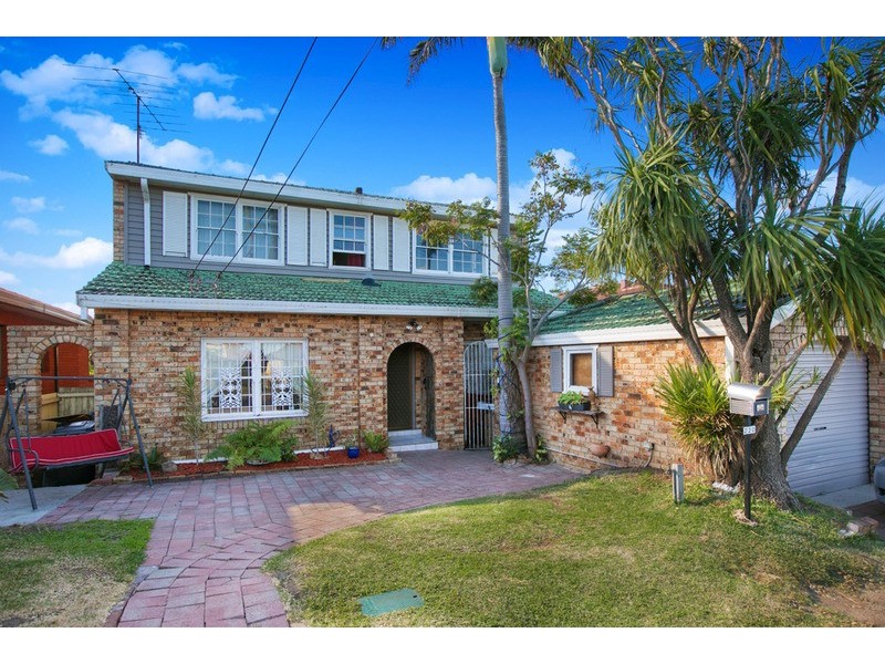 220 Flagstaff Road, Lake Heights NSW 2502