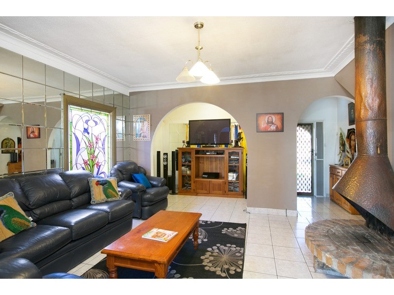 220 Flagstaff Road, Lake Heights NSW 2502