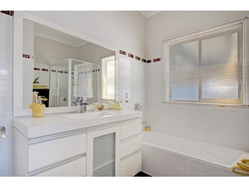 50 Lake Parade, East Corrimal NSW 2518