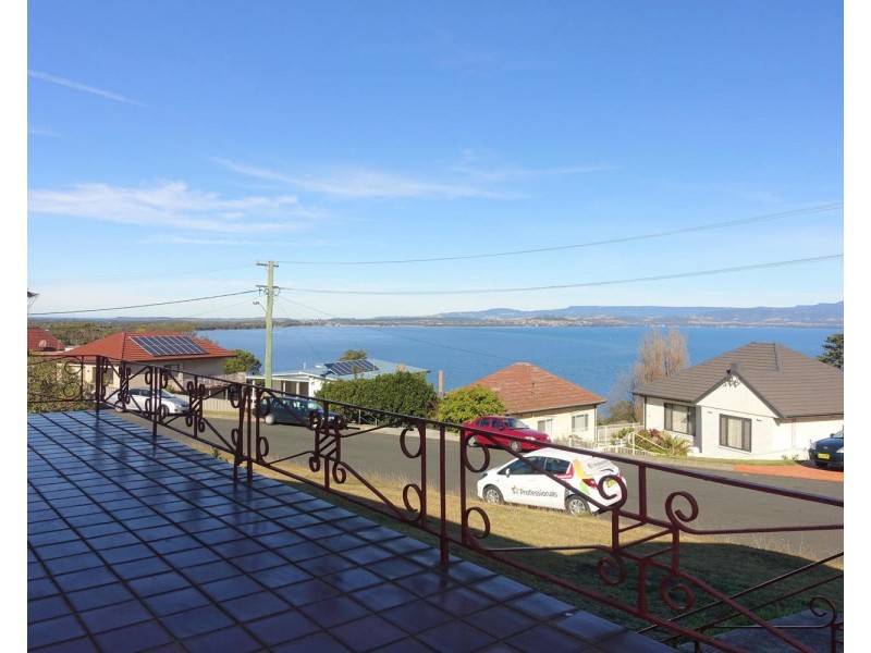 13 St Cloud Crescent, Lake Heights NSW 2502