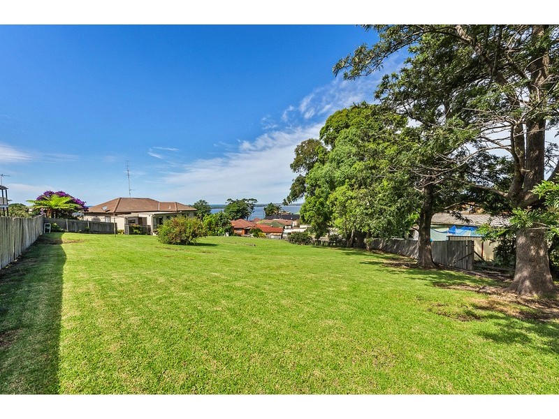 64 Ranchby Avenue, Lake Heights NSW 2502