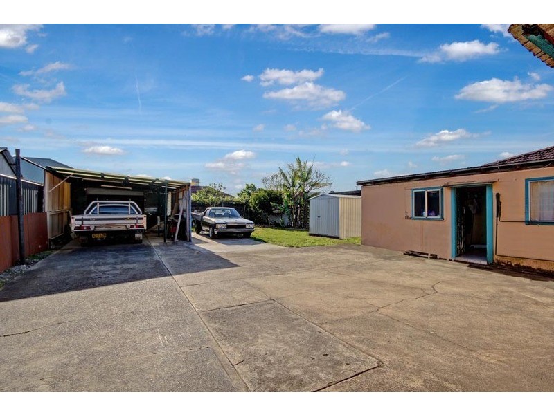 4 Lake Avenue, Cringila NSW 2502