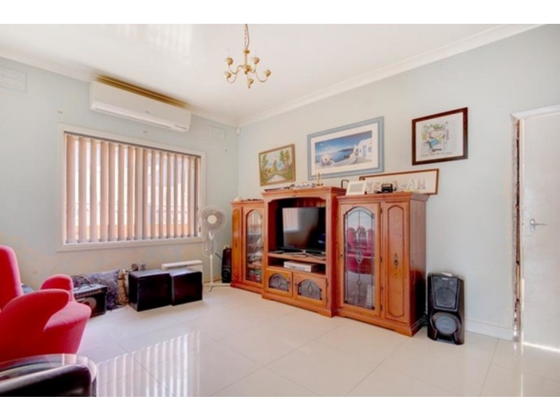 4 Lake Avenue, Cringila NSW 2502