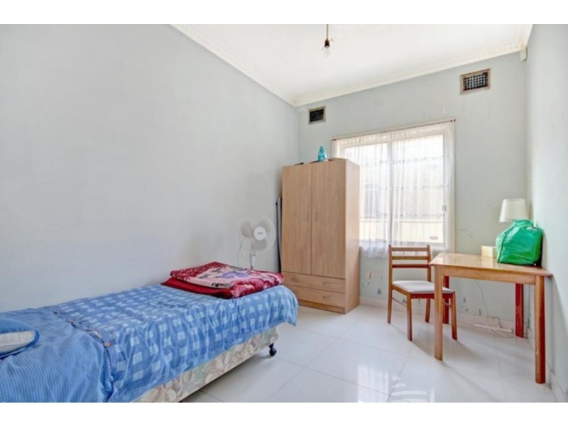 4 Lake Avenue, Cringila NSW 2502