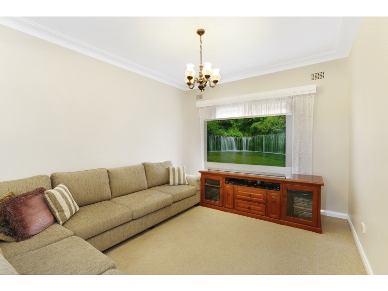 39 Barina Avenue, Lake Heights NSW 2502