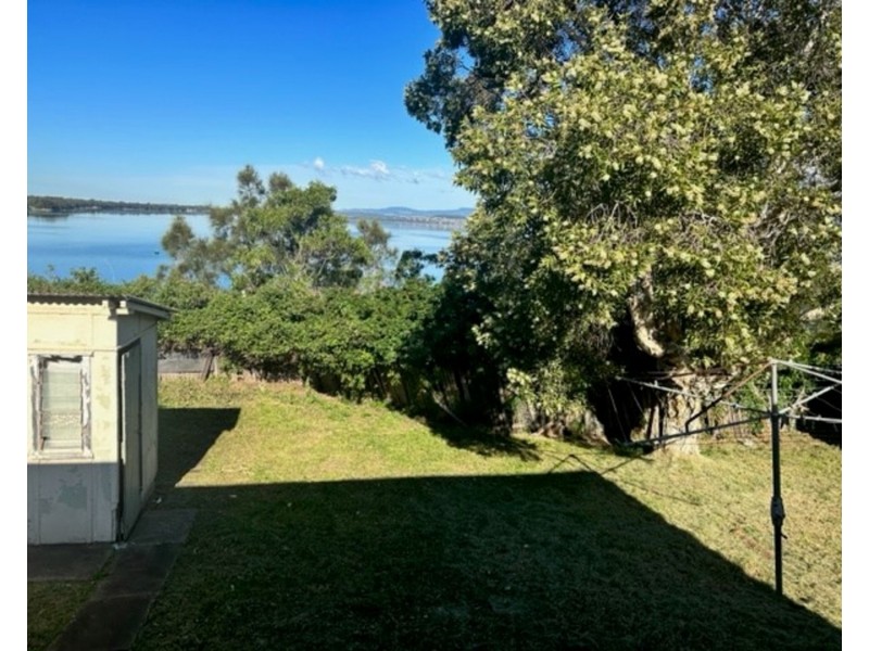 19a Northcliffe Drive, Lake Heights NSW 2502