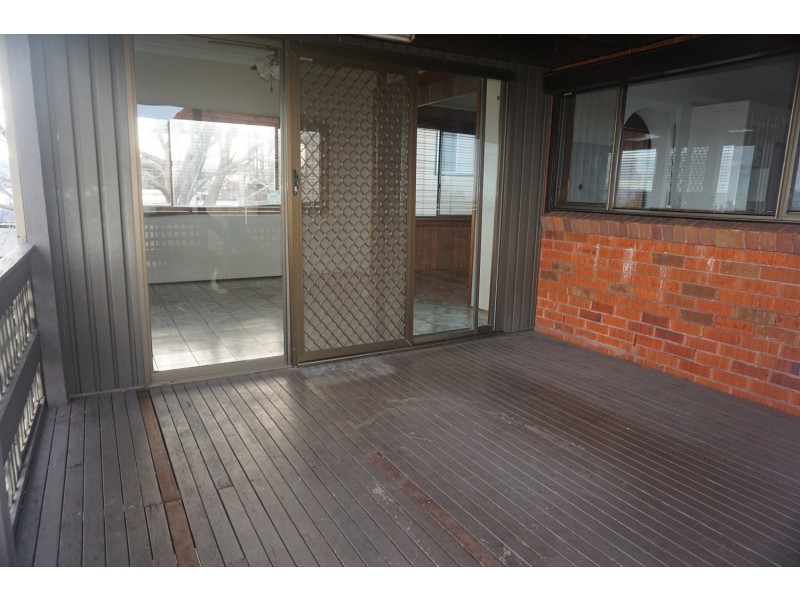 27 Northcliffe Drive, Lake Heights NSW 2502