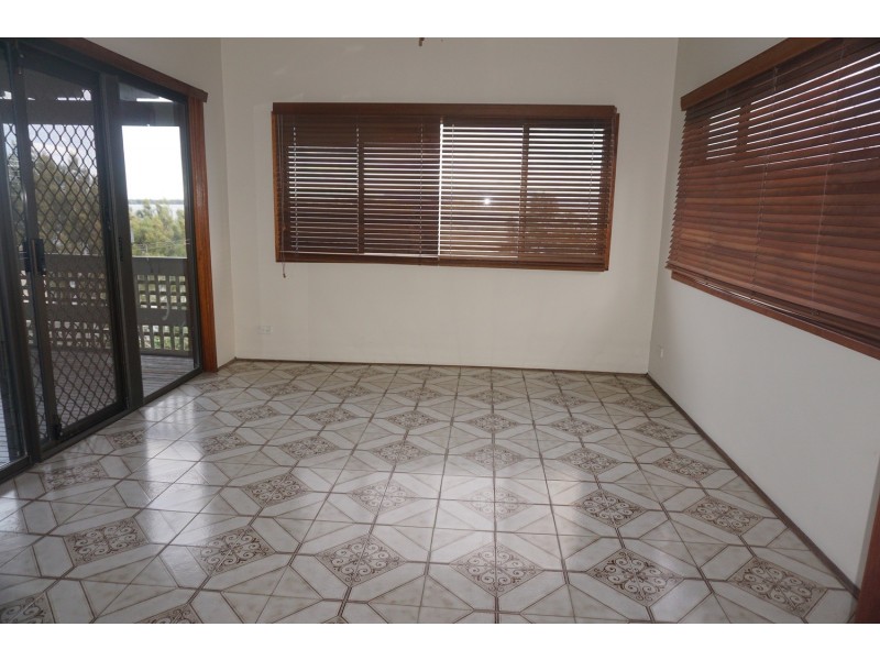27 Northcliffe Drive, Lake Heights NSW 2502