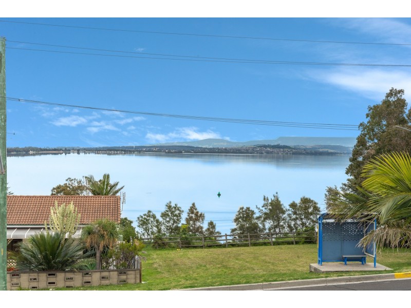 262 Northcliffe Drive, Lake Heights NSW 2502