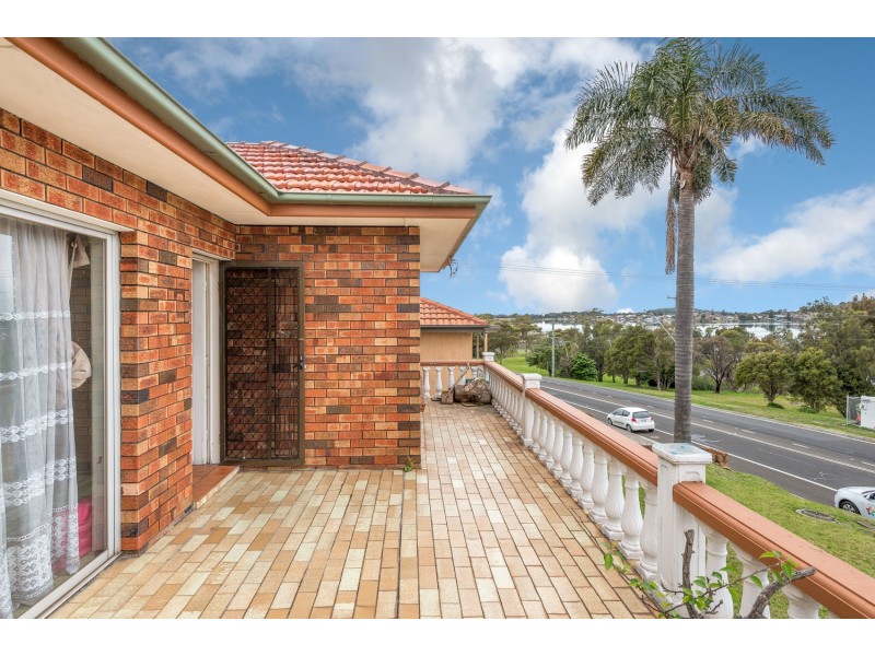 262 Northcliffe Drive, Lake Heights NSW 2502