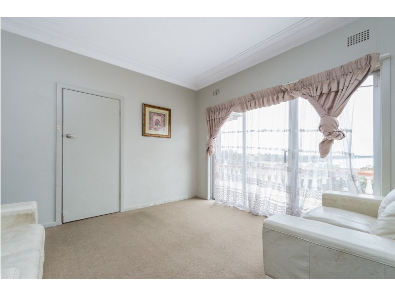 262 Northcliffe Drive, Lake Heights NSW 2502