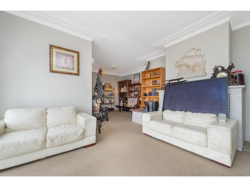 262 Northcliffe Drive, Lake Heights NSW 2502