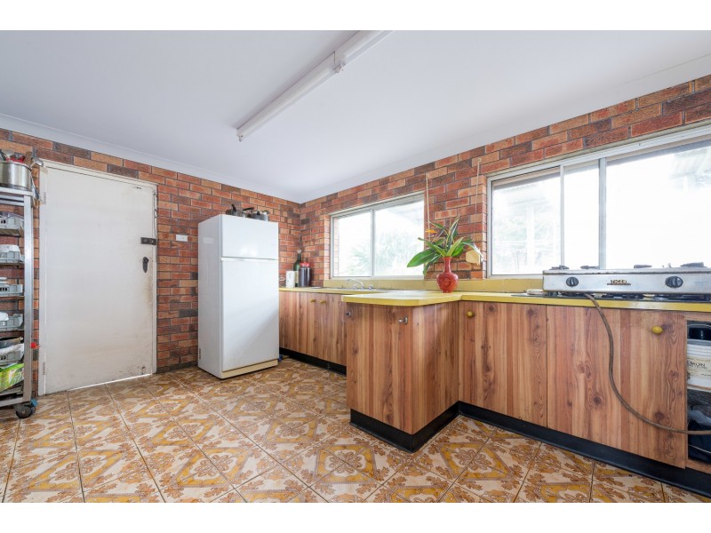 262 Northcliffe Drive, Lake Heights NSW 2502