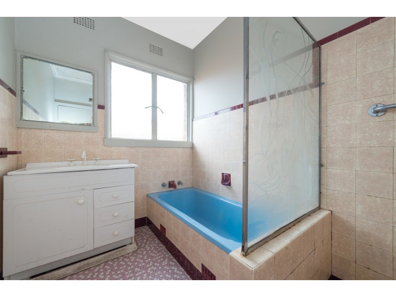 262 Northcliffe Drive, Lake Heights NSW 2502