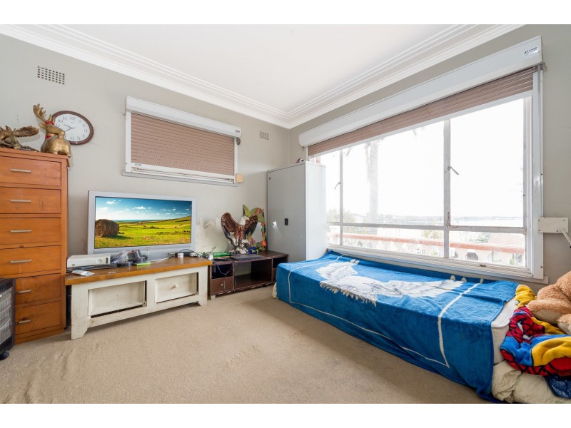 262 Northcliffe Drive, Lake Heights NSW 2502